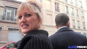 Bonne milf blonde gangbang devant son mari, pour Noël [Full Video]