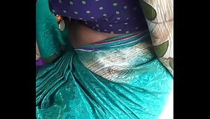 Hot Telugu aunty showing boob's in auto