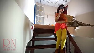 HALLOWEEN 2021 SCOOBY DOO, Velma Dinkley Yellow pantyhose Performing in old house at stairway. Regina Noir