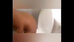 MsGrapelips pissing pussy (Bathroom scence)